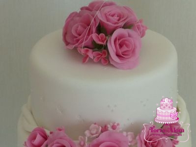 Rózsaszín rózsás esküvői torta