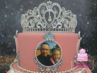 Hercegnős fényképes torta, fém tiarával