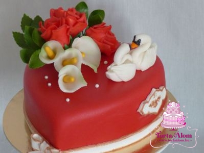 Virágos torta hattyúkkal