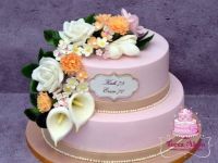 Rózsaszín torta vidám cukorvirágokkal