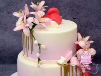 Rózsaszín virágos torta cukor macaronnal