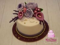 Lila színű virágcsokros torta