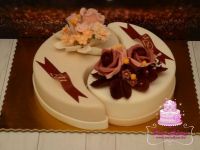 Jing Jang torta cukorvirágokkal
