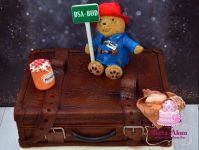 DSA-BUD Angliába induló járat ünneplő tortája Peddington Macival