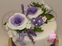 Lila virágos torta